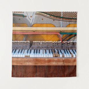 Oude  piano met het deksel eraf. Een vervallen Wandkleed
