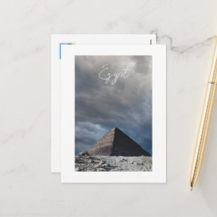 Oude piramide met stormachtige lucht, Egypte Feestdagenkaart
