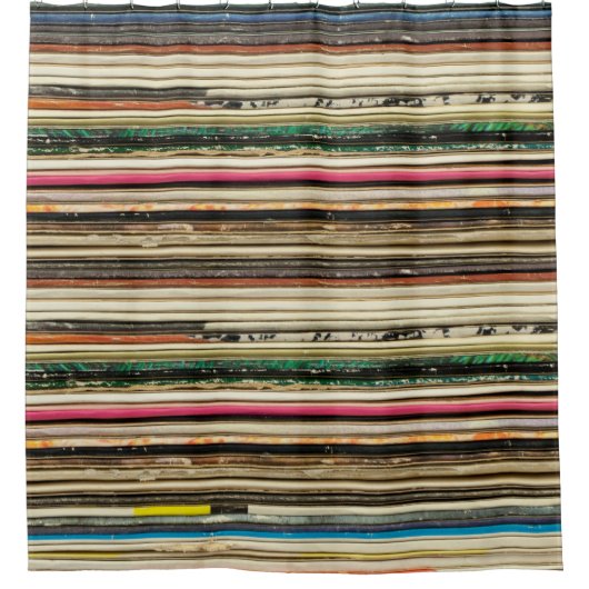 Oude platenkartonnen omhulsels, gestapeld in peler douchegordijn (Voorkant)