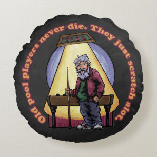 Oude poolspelers rond kussen