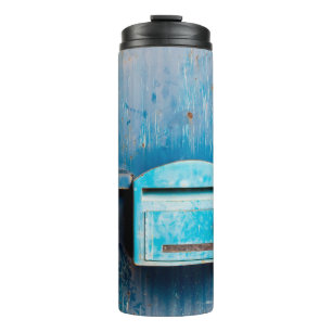 Oude postbus op deuroque, achtergrond, blauw, doos thermosbeker