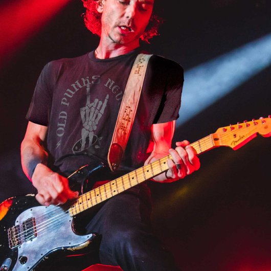 Oude punks sterven nooit skeleton rock op gothic t-shirt