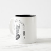 Oude punks sterven nooit skeleton rock op gothic tweekleurige koffiemok (Voorkant links)