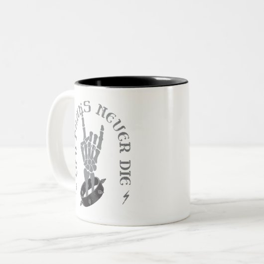Oude punks sterven nooit skeleton rock op gothic tweekleurige koffiemok (Voorkant links)