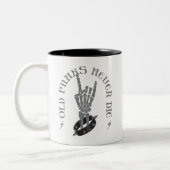 Oude punks sterven nooit skeleton rock op gothic tweekleurige koffiemok (Links)