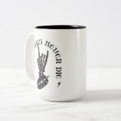 Oude punks sterven nooit skeleton rock op gothic tweekleurige koffiemok (Voorkant links)