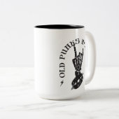 Oude punks sterven nooit skeleton rock op gothic tweekleurige koffiemok (Voorkant rechts)