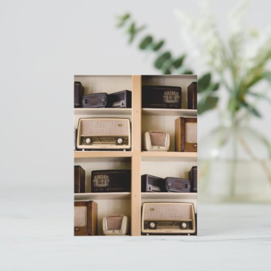 Oude  radio's van 1950 op de schalen briefkaart (Staand voorkant)