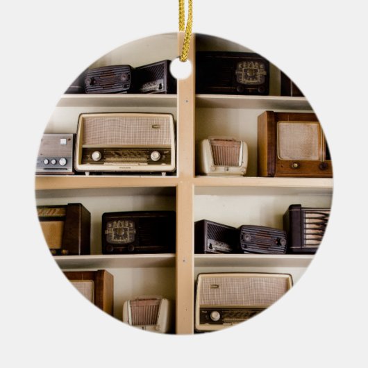 Oude  radio's van 1950 op de schalen keramisch ornament (Voorkant)