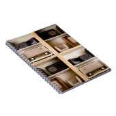 Oude  radio's van 1950 op de schalen notitieboek (Rechterzijde)