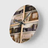 Oude  radio's van 1950 op de schalen ronde klok (Hoek)