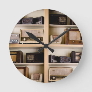 Oude  radio's van 1950 op de schalen ronde klok