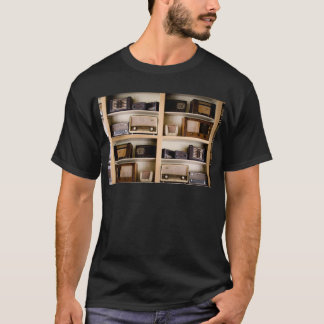 Oude radio's van 1950 op de schalen t-shirt