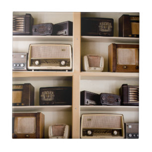 Oude radio's van 1950 op de schalen tegeltje