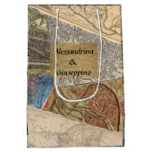 Oude reiskaarten collage, aangepaste namen medium cadeauzakje (Achterkant)