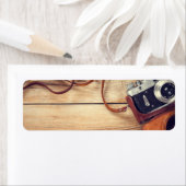 Oude retro camera op houten lijstachtergrond etiket (Insitu)