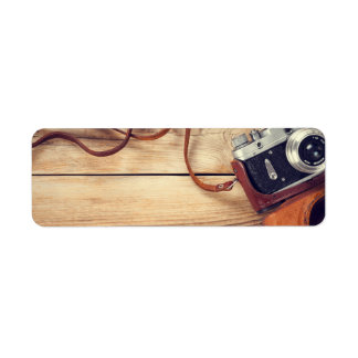 Oude retro camera op houten lijstachtergrond etiket