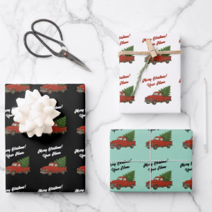 Oude rode pick-uptruck met kerstboom inpakpapier vel