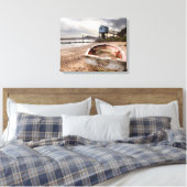 Oude rode roeiboot op het strand met toren canvas afdruk (Insitu (Slaapkamer))