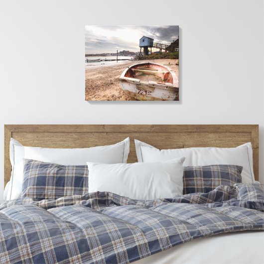 Oude rode roeiboot op het strand met toren canvas afdruk (Insitu (Slaapkamer))