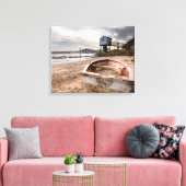 Oude rode roeiboot op het strand met toren canvas afdruk (Insitu (Woonkamer))