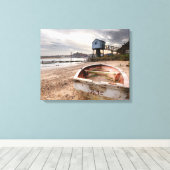 Oude rode roeiboot op het strand met toren canvas afdruk (Insitu (Houten vloer))