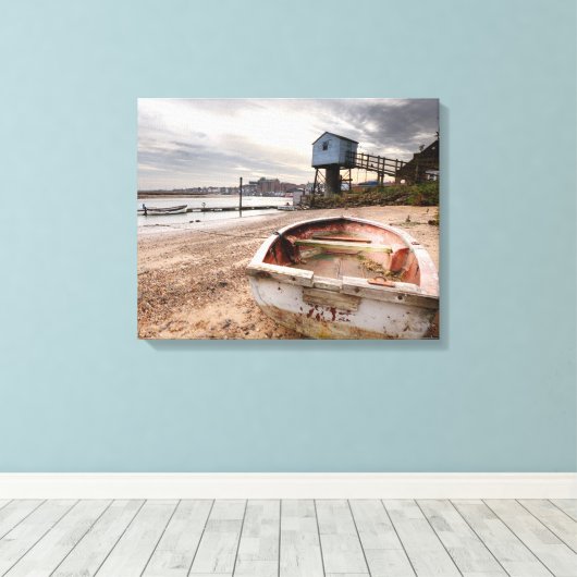 Oude rode roeiboot op het strand met toren canvas afdruk (Insitu (Houten vloer))