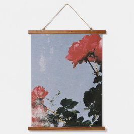 Oude rode rozen tegen een blauwe lucht hangend wandkleed