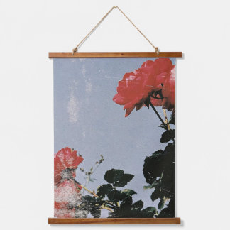 Oude rode rozen tegen een blauwe lucht hangend wandkleed