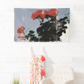 Oude rode rozen tegen een blauwe lucht spandoek (Insitu)