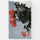 Oude rode rozen tegen een blauwe lucht spandoek (Verticaal)