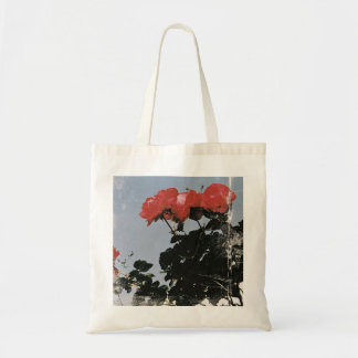 Oude rode rozen tegen een blauwe lucht tote bag