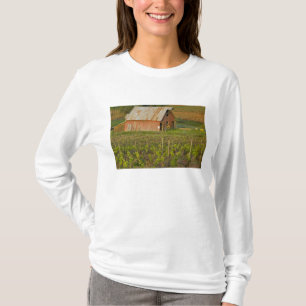 Oude rode schuur aan de rand van de Zinfandel wijn T-shirt