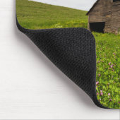 Oude, rode schuur in het veld van kekers muismat (Hoek)