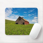 Oude, rode schuur in het veld van kekers muismat (Met muis)