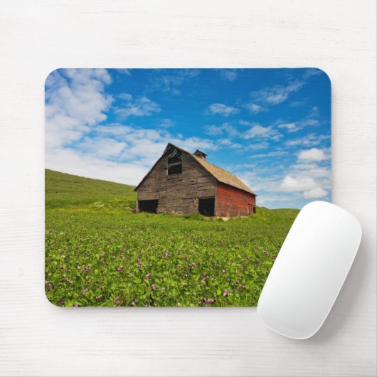 Oude, rode schuur in het veld van kekers muismat (Met muis)