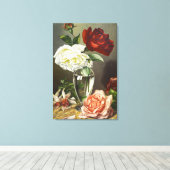 Oude rode witte roze rozen in glazen vaas Kunst Canvas Afdruk (Insitu (Houten vloer))
