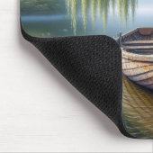 Oude roeiboot gebonden onder een wilgenboom muismat (Hoek)