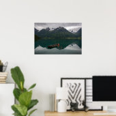 Oude roeiboot met bergreflectie poster (Thuiskantoor)