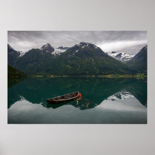 Oude roeiboot met bergreflectie poster