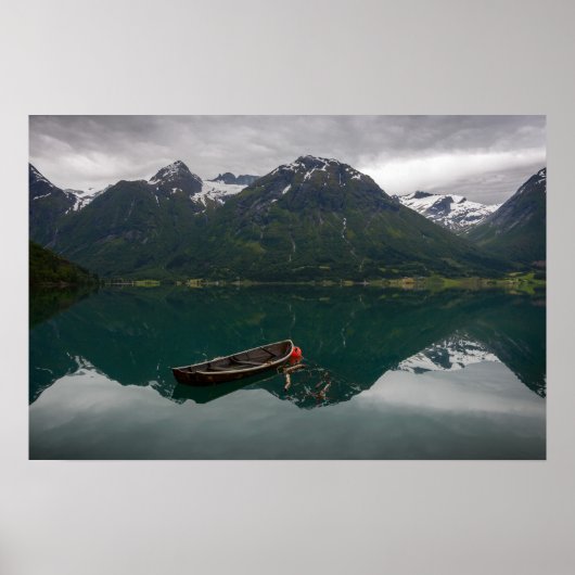Oude roeiboot met bergreflectie poster (Voorkant)