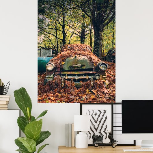 Oude roestige auto in herfstbladeren poster (Thuiskantoor)