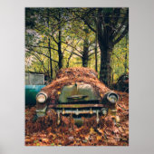 Oude roestige auto in herfstbladeren poster (Voorkant)