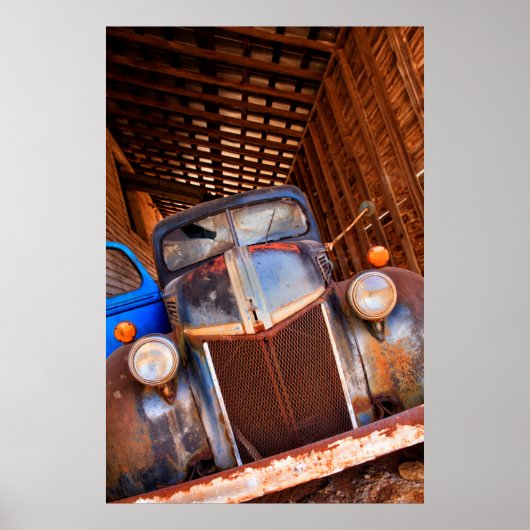 Oude roestwagen op een boerderij poster (Voorkant)