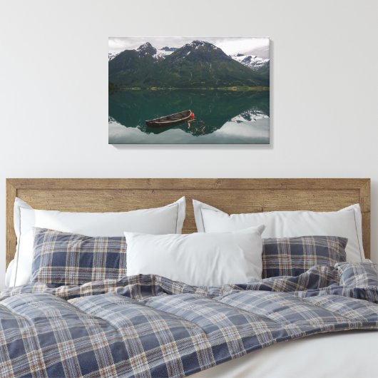 Oude rowboot met bergachtige reflectie canvas afdruk (Insitu (Slaapkamer))