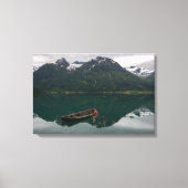 Oude rowboot met bergachtige reflectie canvas afdruk (Voorkant)