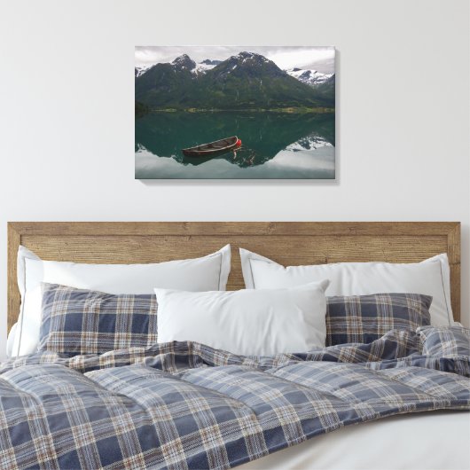Oude rowboot met bergachtige reflectie canvas afdruk (Insitu (Slaapkamer))