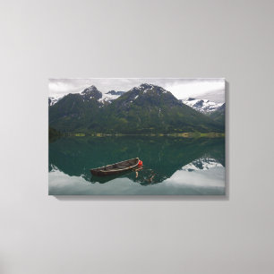 Oude rowboot met bergachtige reflectie canvas afdruk