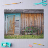 Oude Rustic Shed met een fietsopening op de muur Tissuepapier (Craft)