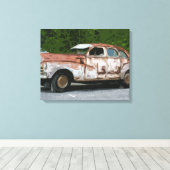 Oude Rusty Broken Down Car Canvas Afdruk (Insitu (Houten vloer))